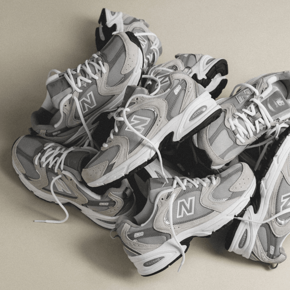 New Balance Ренесанс: Защо всички носят „чичарски обувки“?